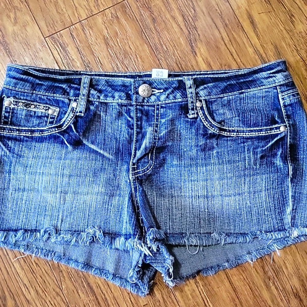 Women's beautiful Soundgirl Jean shorts.Sz.11